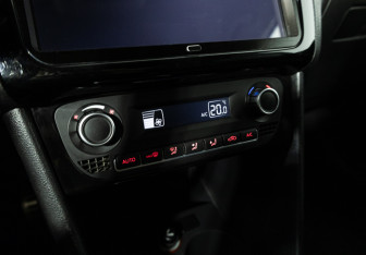 Подержанный автомобиль Volkswagen Polo Sedan 2016 года (16 фото)