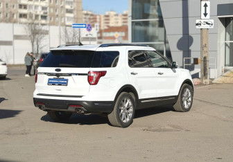 Подержанный автомобиль Ford Explorer 2019 года (4 фото)
