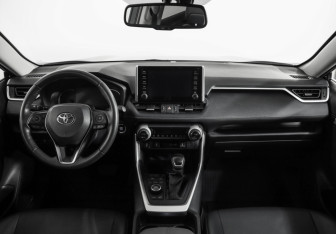 Подержанный автомобиль Toyota RAV4 2021 года (10 фото)