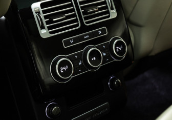 Подержанный автомобиль Land Rover Range Rover 2015 года (21 фото)