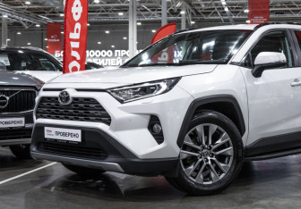 Подержанный автомобиль Toyota RAV4 2022 года (2 фото)