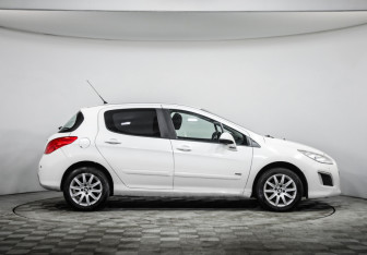 Подержанный автомобиль Peugeot 308 Hatchback 2011 года (4 фото)