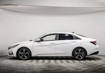 Подержанный автомобиль Hyundai Elantra Sedan 2023 года (8 фото)