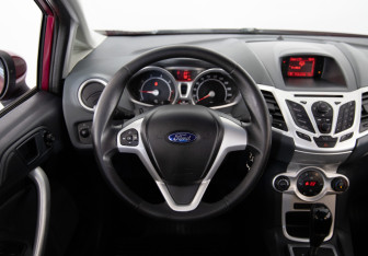Подержанный автомобиль Ford Fiesta Hatchback 2011 года (10 фото)