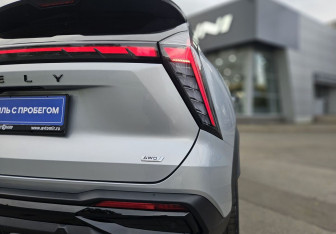 Подержанный автомобиль Geely Atlas 2024 года (9 фото)