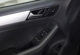 Подержанный автомобиль Volkswagen Jetta Sedan 2017 года (16 фото)