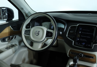 Подержанный автомобиль Volvo XC90 2018 года (12 фото)
