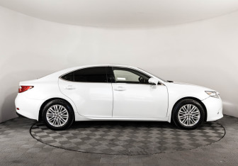 Подержанный автомобиль Lexus ES 2013 года (4 фото)
