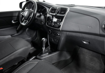 Подержанный автомобиль Renault Sandero 2019 года (17 фото)