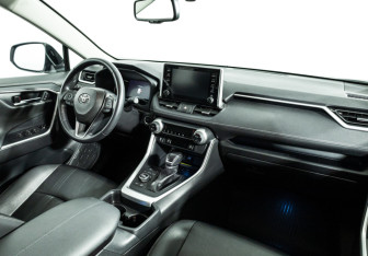 Подержанный автомобиль Toyota RAV4 2020 года (9 фото)
