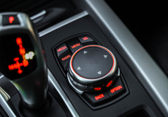 Подержанный автомобиль BMW X5 2015 года (22 фото)