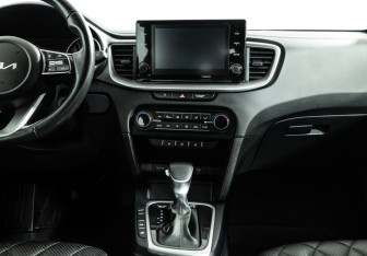 Подержанный автомобиль Kia Ceed Hatchback 2022 года (14 фото)