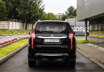 Подержанный автомобиль Mitsubishi Pajero Sport 2018 года (7 фото)