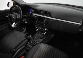Подержанный автомобиль Kia Rio Sedan 2017 года (12 фото)