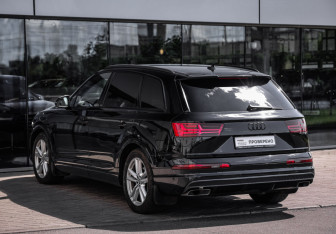 Подержанный автомобиль Audi Q7 2018 года (8 фото)