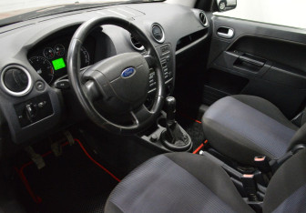 Подержанный автомобиль Ford Fusion 2006 года (10 фото)