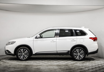 Подержанный автомобиль Mitsubishi Outlander 2019 года (8 фото)