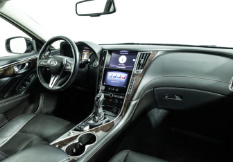 Подержанный автомобиль Infiniti Q50 2017 года (9 фото)