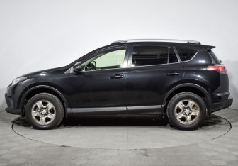 Подержанный автомобиль Toyota RAV4 2016 года (8 фото)