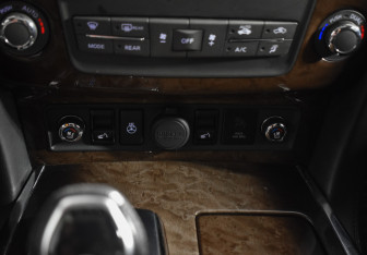 Подержанный автомобиль Infiniti QX56 2011 года (19 фото)