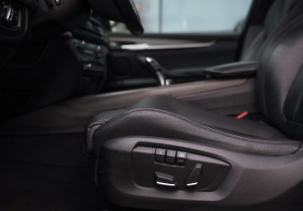 Подержанный автомобиль BMW X5 2015 года (24 фото)