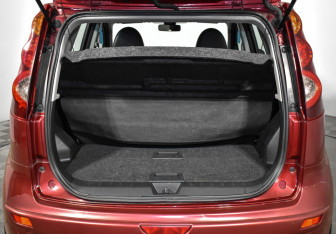 Подержанный автомобиль Nissan Note 2012 года (17 фото)