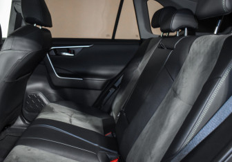 Подержанный автомобиль Toyota RAV4 2024 года (13 фото)