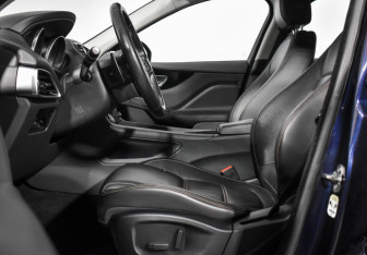 Подержанный автомобиль Jaguar F-Pace 2017 года (12 фото)