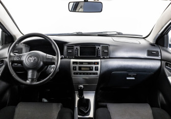 Подержанный автомобиль Toyota Corolla Hatchback 2006 года (10 фото)