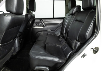 Подержанный автомобиль Mitsubishi Pajero 2013 года (10 фото)