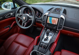 Подержанный автомобиль Porsche Cayenne 2016 года (10 фото)