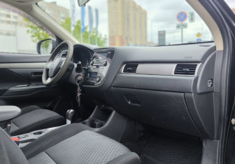 Подержанный автомобиль Mitsubishi Outlander 2013 года (11 фото)