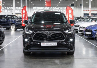 Подержанный автомобиль Toyota Highlander 2021 года (3 фото)