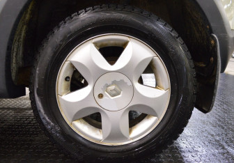 Подержанный автомобиль Renault Sandero 2012 года (9 фото)