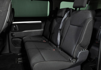 Подержанный автомобиль Peugeot Traveller 2019 года (10 фото)