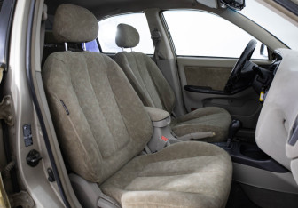 Подержанный автомобиль Hyundai Elantra Sedan 2000 года (17 фото)