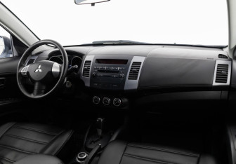 Подержанный автомобиль Mitsubishi Outlander 2011 года (9 фото)