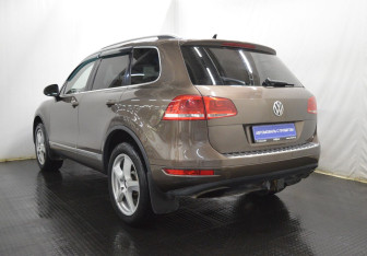 Подержанный автомобиль Volkswagen Touareg 2011 года (7 фото)