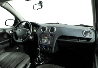 Подержанный автомобиль Ford Fusion 2011 года (9 фото)