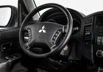 Подержанный автомобиль Mitsubishi Pajero 2014 года (14 фото)