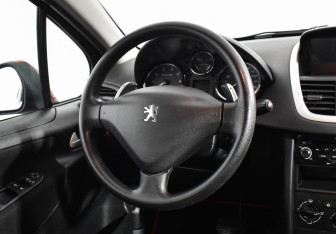 Подержанный автомобиль Peugeot 207 Hatchback 2008 года (14 фото)