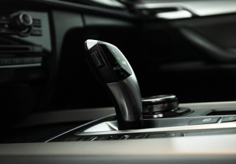 Подержанный автомобиль BMW X5 2015 года (25 фото)