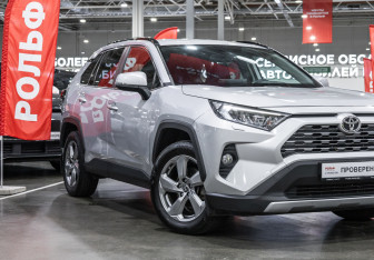 Подержанный автомобиль Toyota RAV4 2021 года (6 фото)