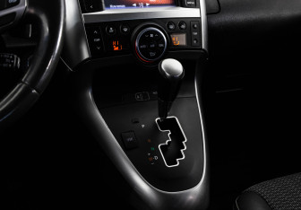 Подержанный автомобиль Toyota Verso 2015 года (13 фото)