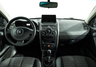 Подержанный автомобиль Renault Megane Sedan 2006 года (13 фото)