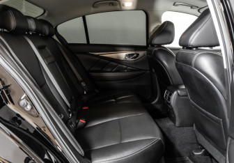 Подержанный автомобиль Infiniti Q50 2017 года (23 фото)