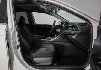 Подержанный автомобиль Toyota Camry Sedan 2021 года (24 фото)