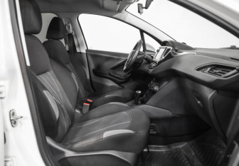 Подержанный автомобиль Peugeot 208 2013 года (17 фото)