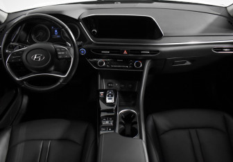 Подержанный автомобиль Hyundai Sonata 2020 года (16 фото)