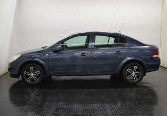 Подержанный автомобиль Opel Astra Sedan 2009 года (8 фото)